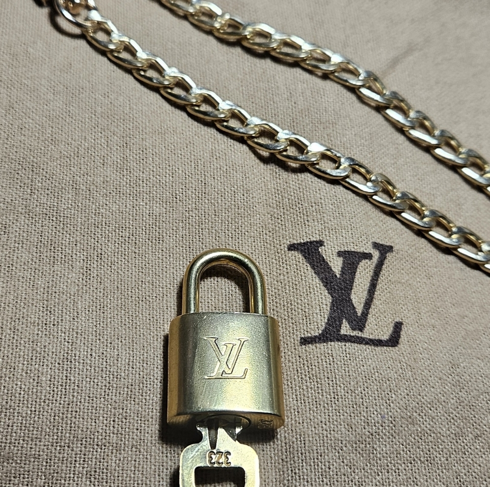 2 Authentic Louis Vuitton Lock & Keys #322 & #323 (Plus 2 unbranded chains) - Picture 5 of 8